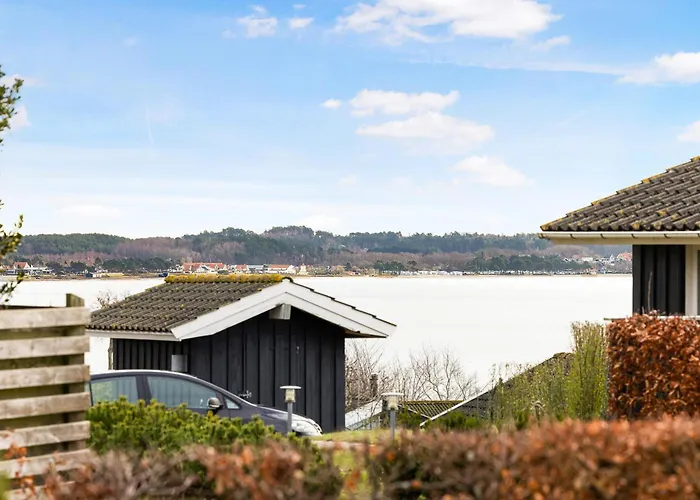 Charming And Well-kept With Sea Glimpse Near Semesterbostad